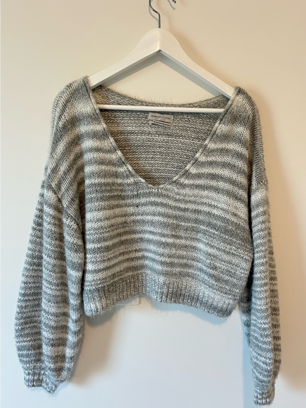 URBAN OUTFITTERS Gray White Striped Knit Cropped V-Neck Pullover Sweater M
